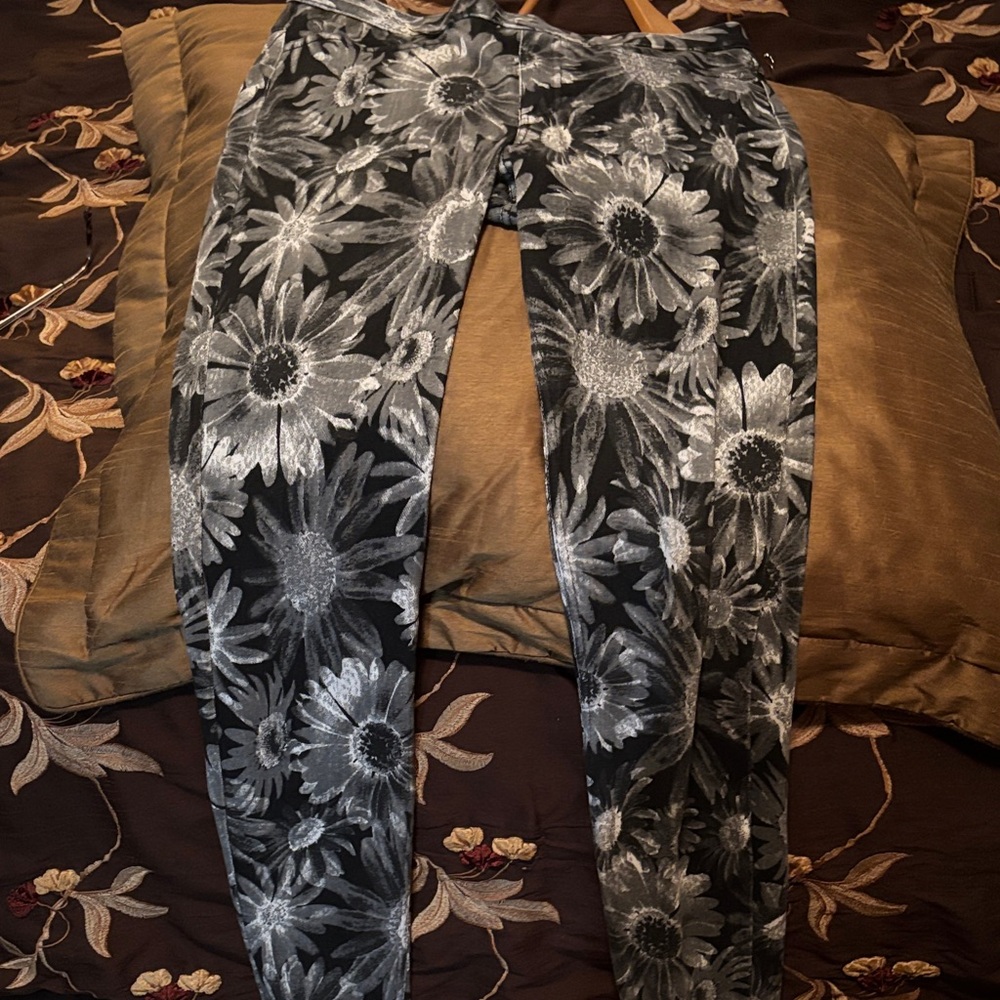 HUE Monochrome Floral Leggings